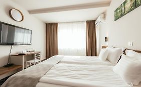 Riviera By Queens Hotel And Resort